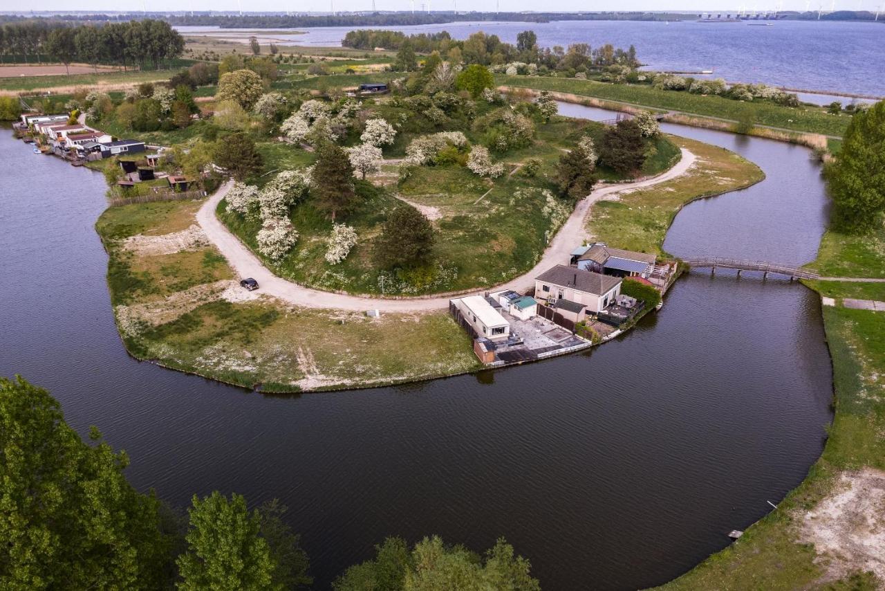 Villa Carafun Aan Het Water Ooltgensplaat Exterior foto